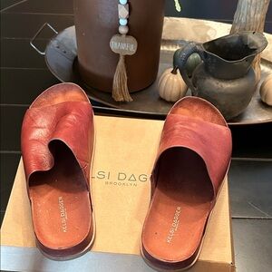 Kelsi Dagger Women's Burgundy Mules